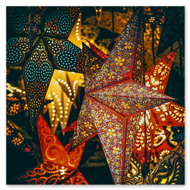 Zweistöckiger Stand mit Akzentbeleuchtung