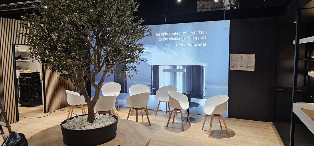 Team beim Aufbau eines Messestands