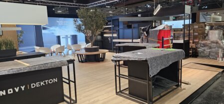 Materialien wie Holz, Metall und Stoffe für Messestände