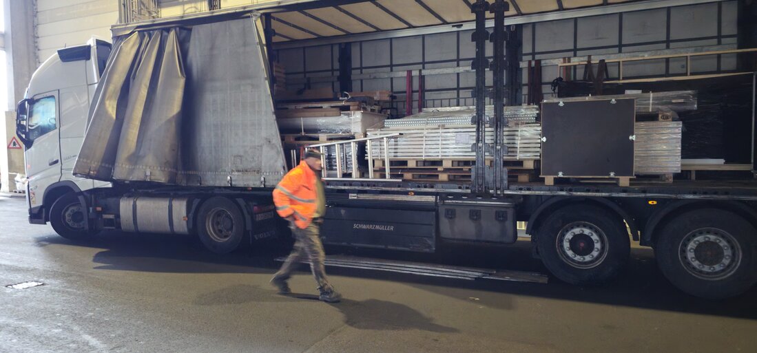 LKW an der Ladezone der Messe