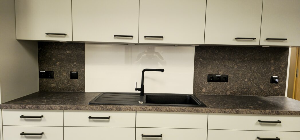 Montage einer modernen Küche