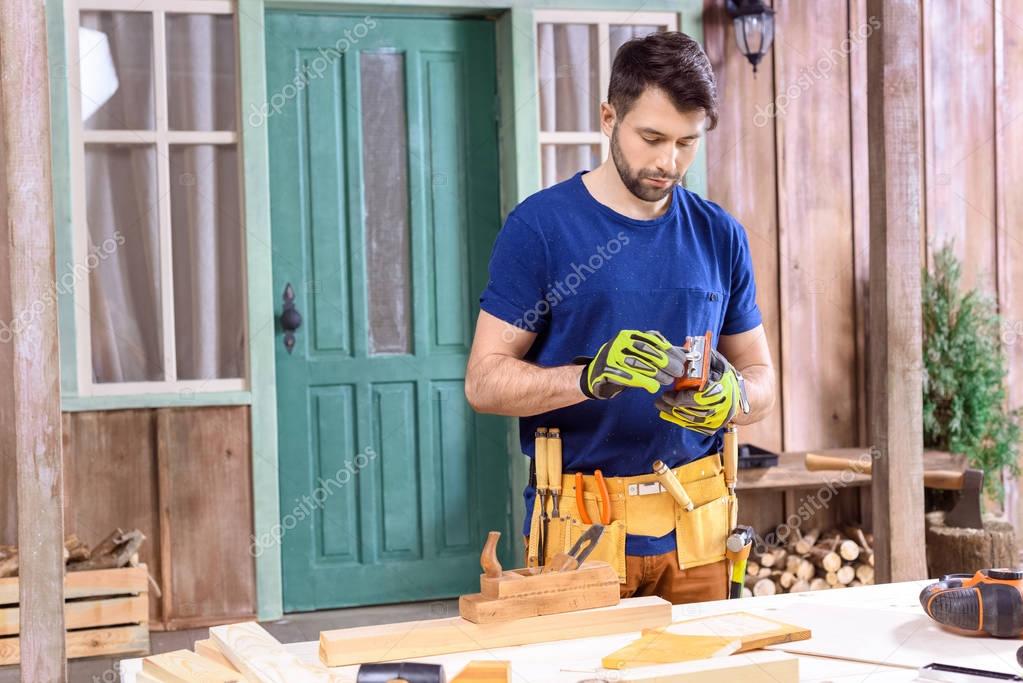 Porträt eines Handwerkers in der Werkstatt