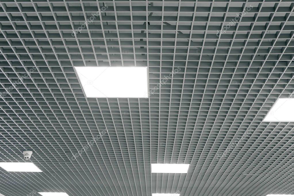 Montage einer abgehängten Decke mit Einbauleuchten