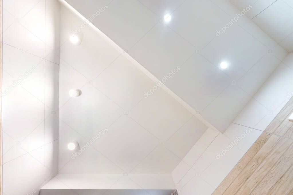 Abgehängte Decke mit Einbauleuchten